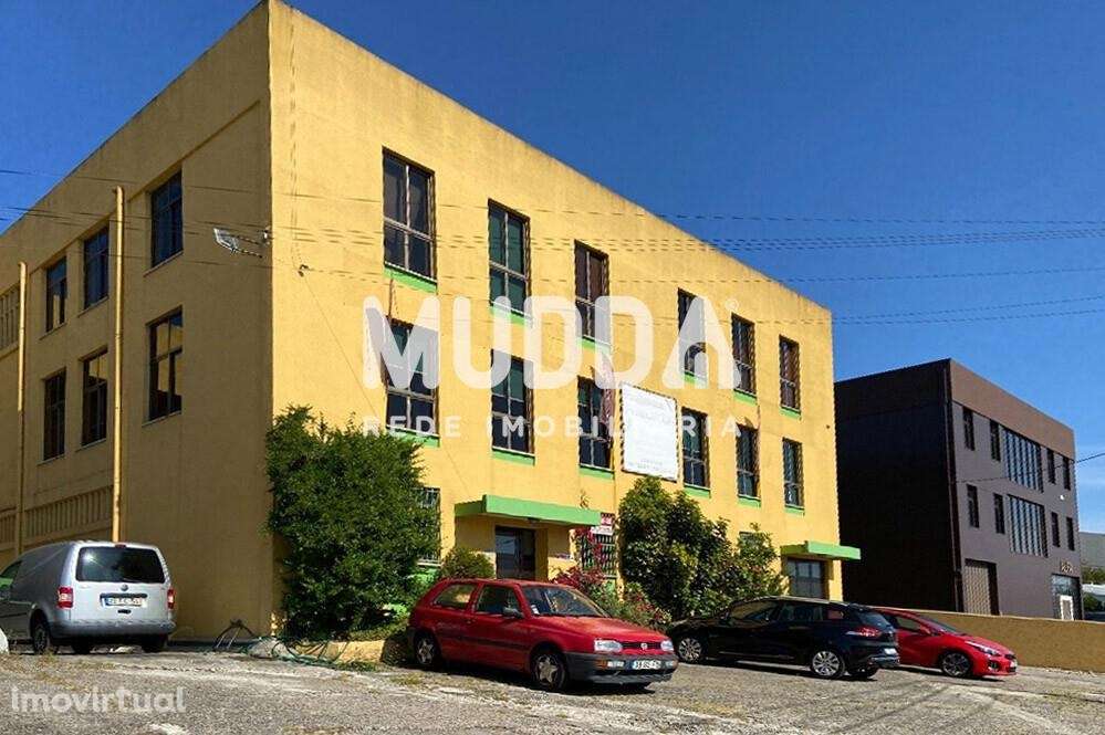 Espaçoso Pavilhão na Zona Industrial de São João da Madeira - Grande imagem: 2/21