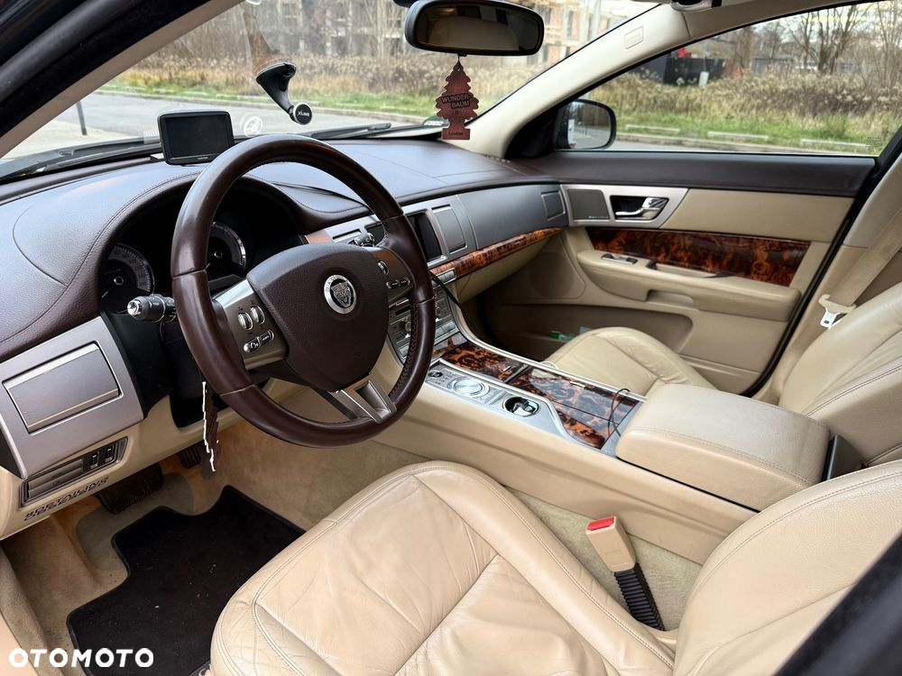 Jaguar XF 2.7 V6 D Luxury - 11
