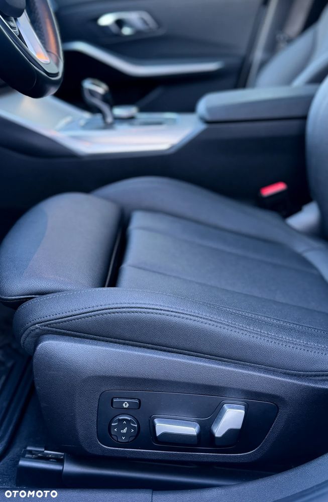 BMW Seria 3 330i xDrive M Sport - 14