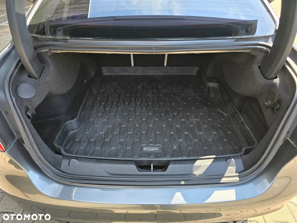 Jaguar XE S - 13