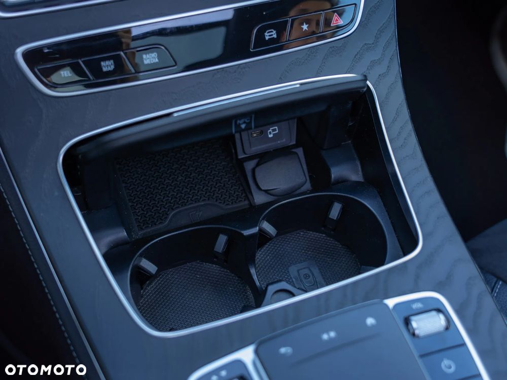 Mercedes-Benz Klasa E 220 d 4-Matic AMG - 38