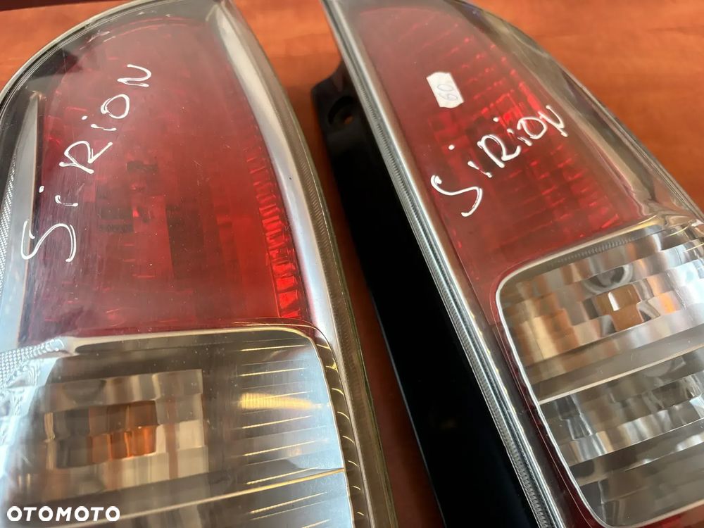 DAIHATSU SIRION LAMPY TYŁ LEWA PRAWA 22051763 22051762 - 3