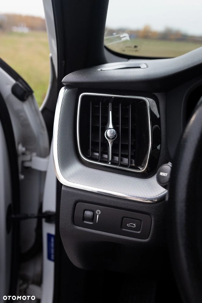 Volvo XC 60 T5 AWD R-Design - 26