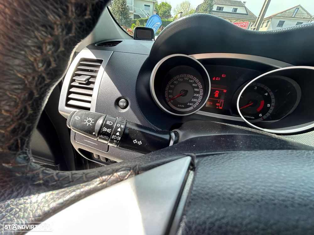 Mitsubishi Outlander 2.0 DI-D Intense+ 4WD - 23