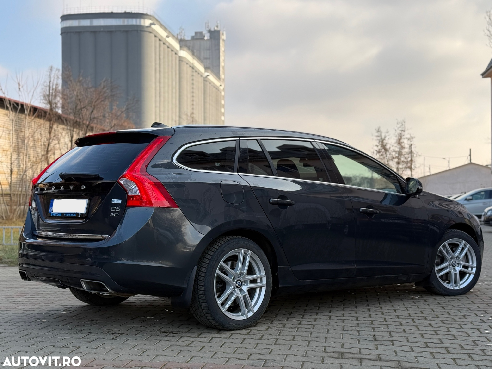 Volvo V60 D6 Plug-In-Hybrid AWD Geartronic Summum - 4
