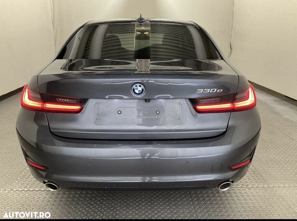 BMW Seria 3 330e Aut. Sport Line - 11
