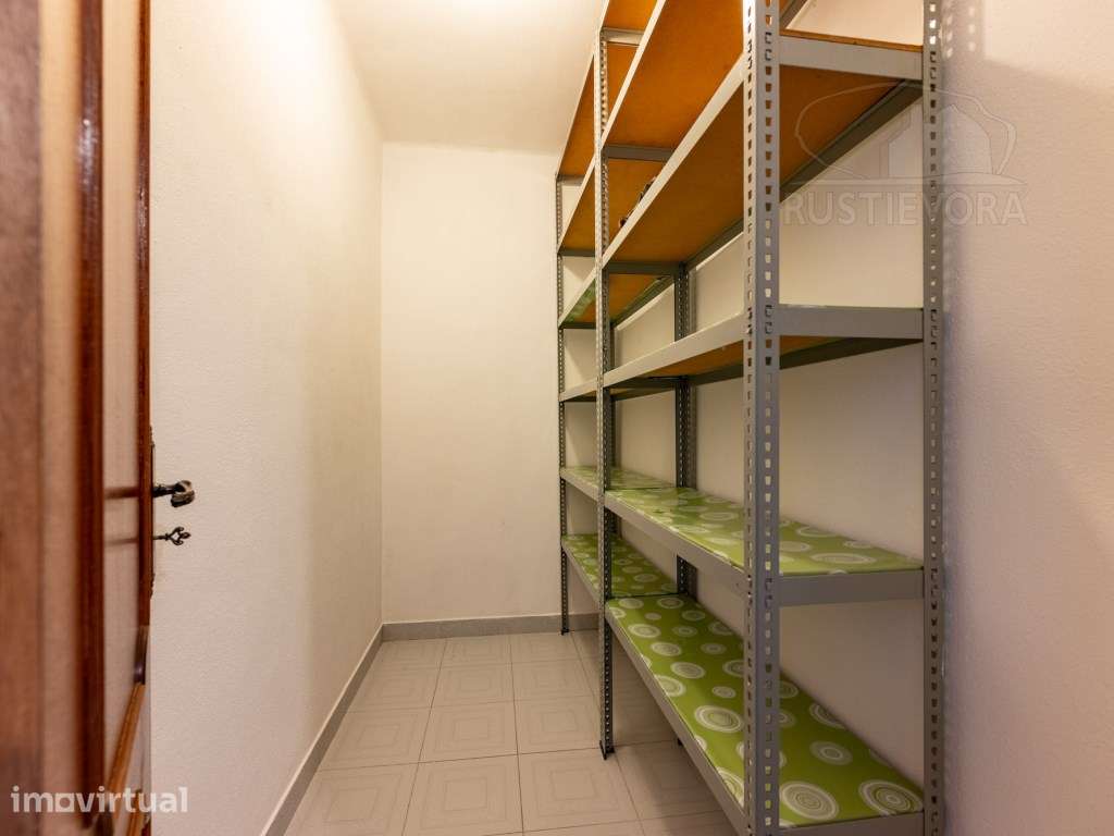 Livre a partir de 01/07/2026 - Moradia bifamiliar, 1º andar, T2 + 2... - Grande imagem: 5/27
