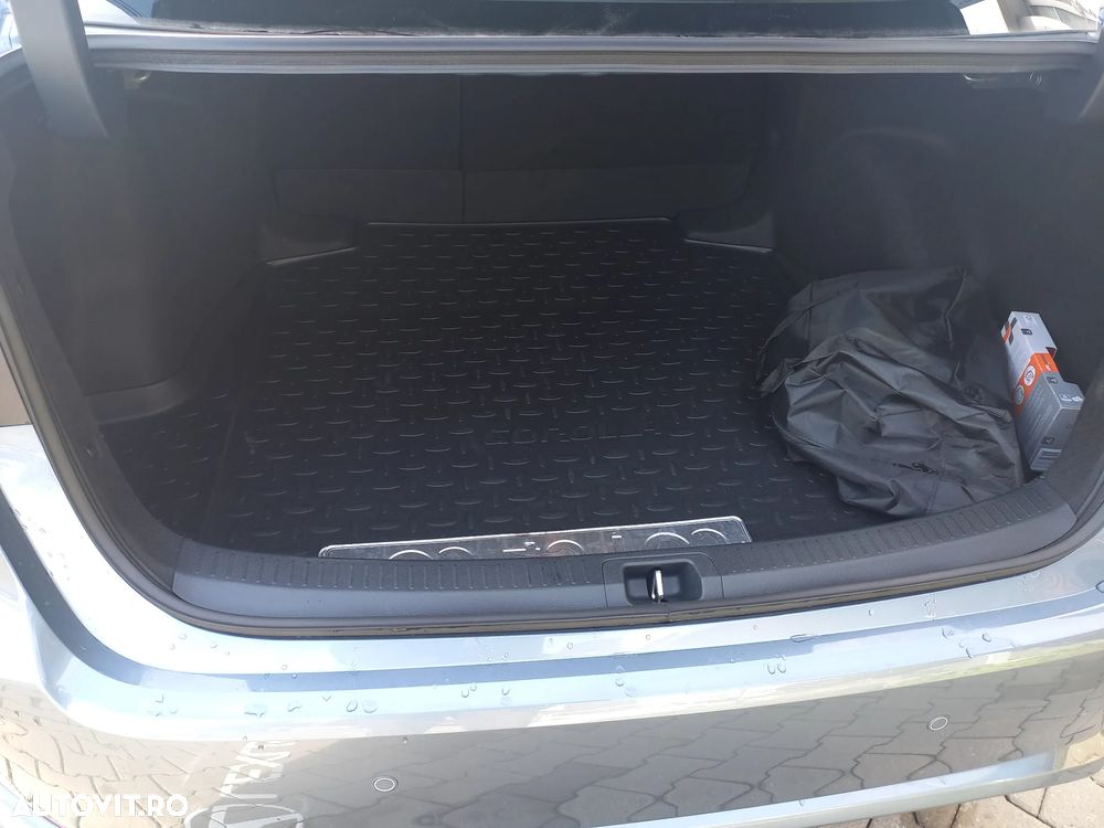 Toyota Corolla Sedan 1.8 HSD Business - 16