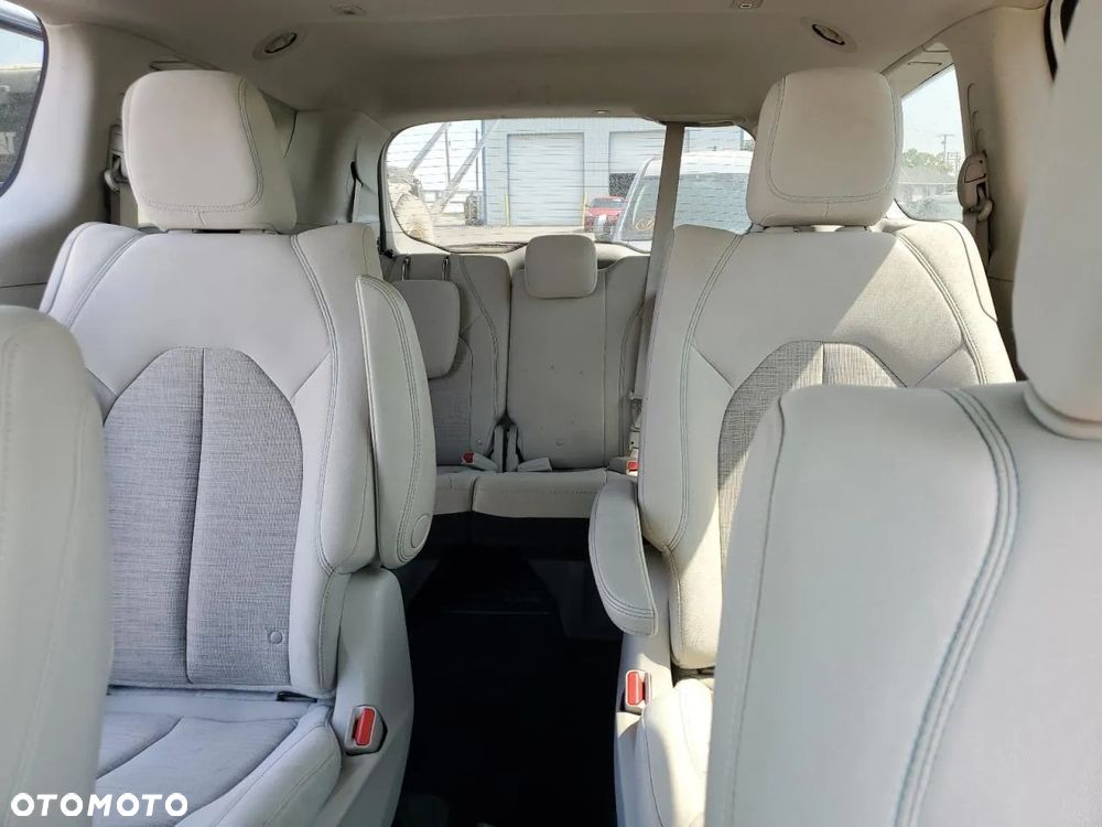 Chrysler Pacifica - 12