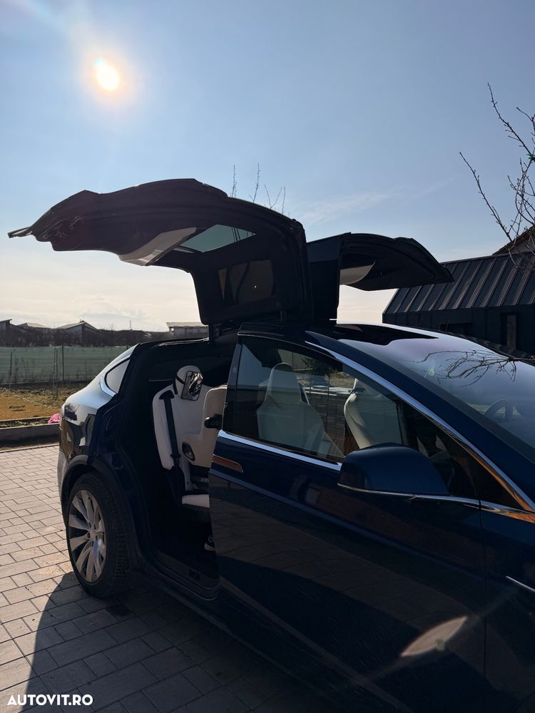 Tesla Model X - 10