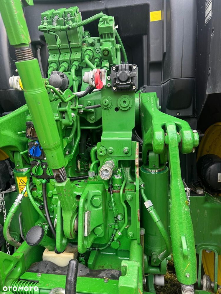 John Deere 6215R - 11