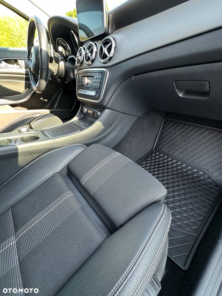 Mercedes-Benz GLA 200 7G-DCT - 15