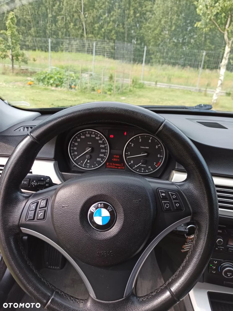BMW Seria 3 318i Touring - 13