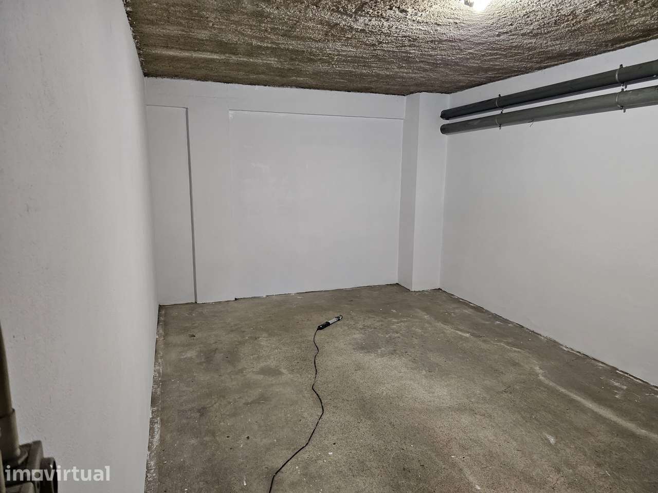 Arrenda-se garagem fechada bastante espaçosa, acesso fácil - Grande imagem: 3/5