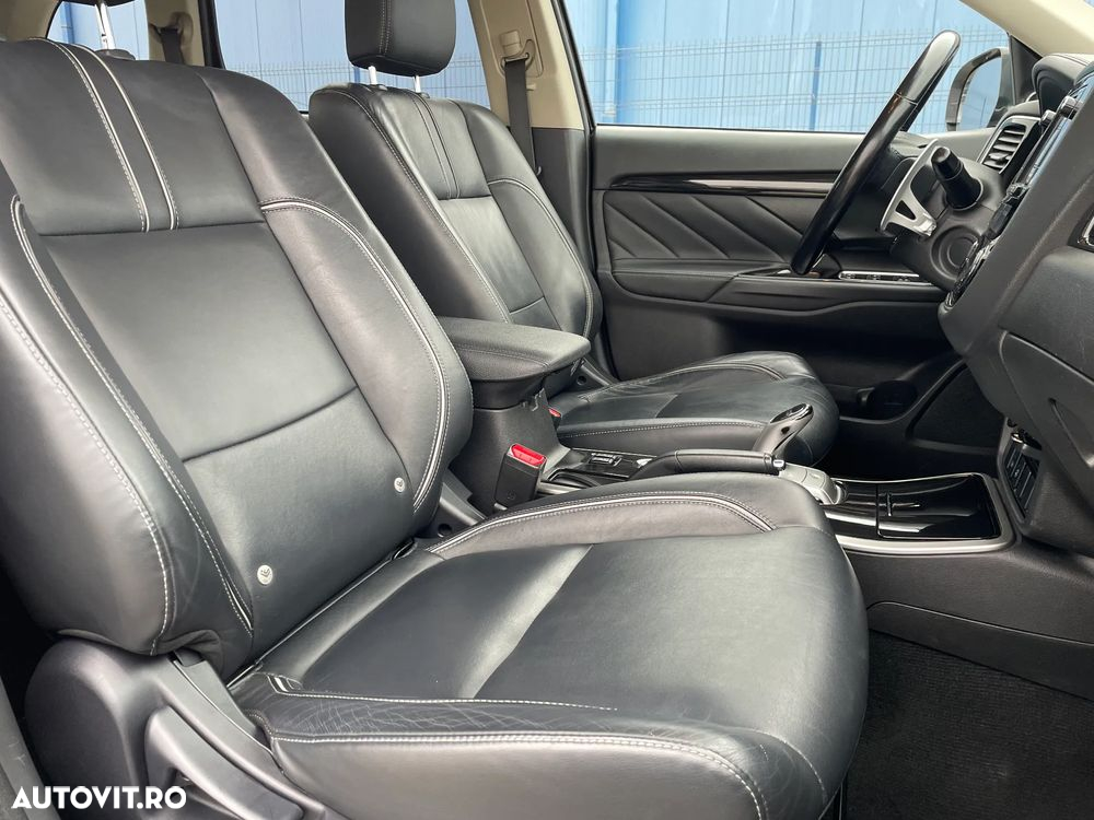 Mitsubishi Outlander 2.0 4WD Plug-In Hybrid Top - 11