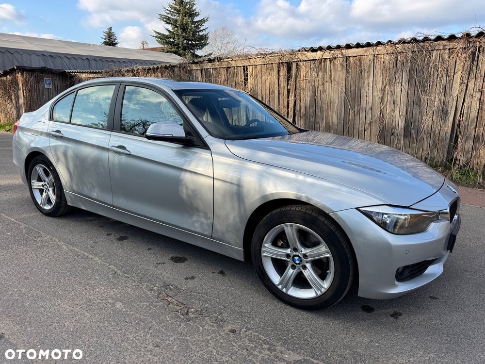 BMW Seria 3 328i xDrive Sport Line - 10