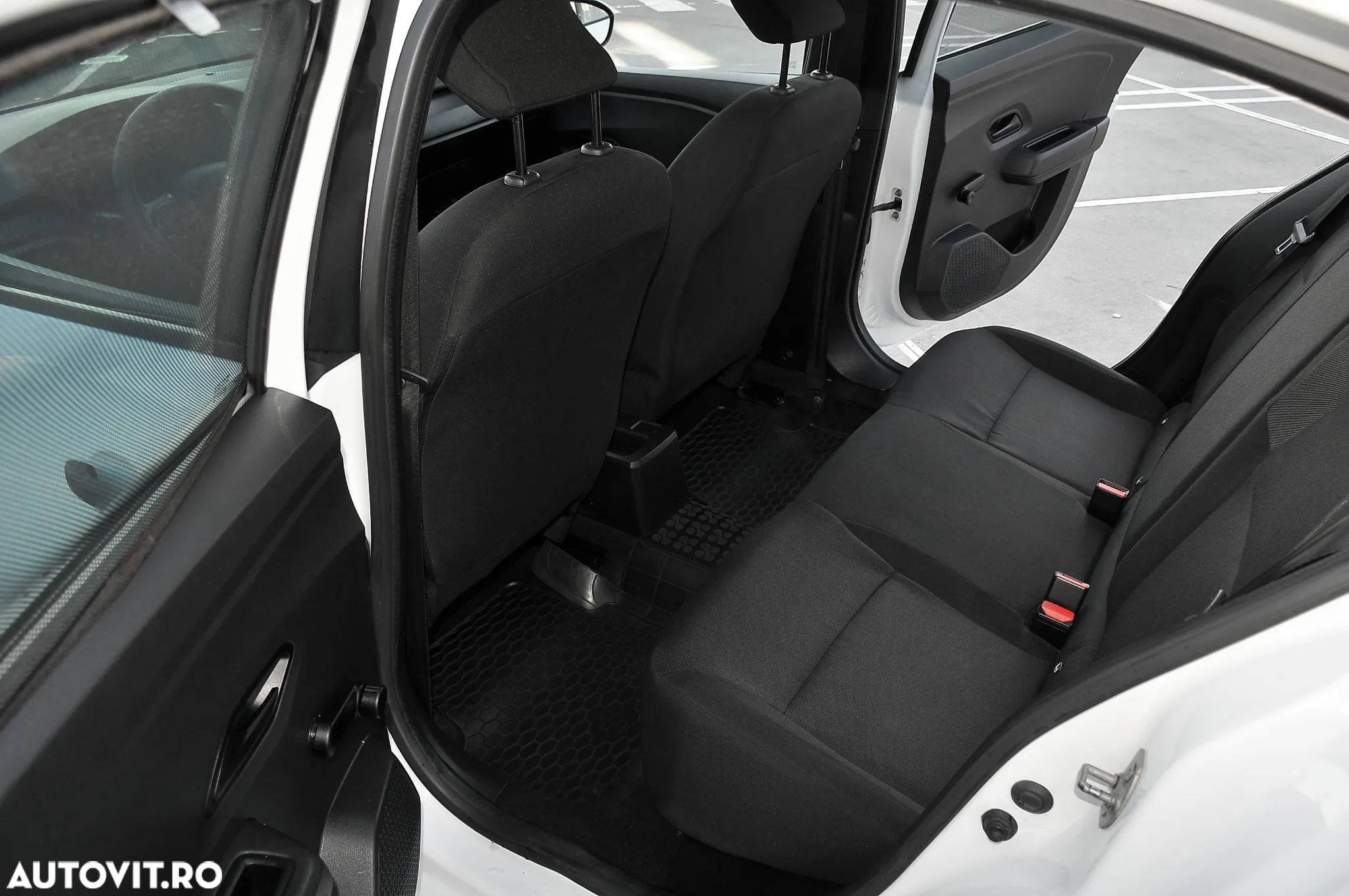 Dacia Logan TCe 90 Essential - 6