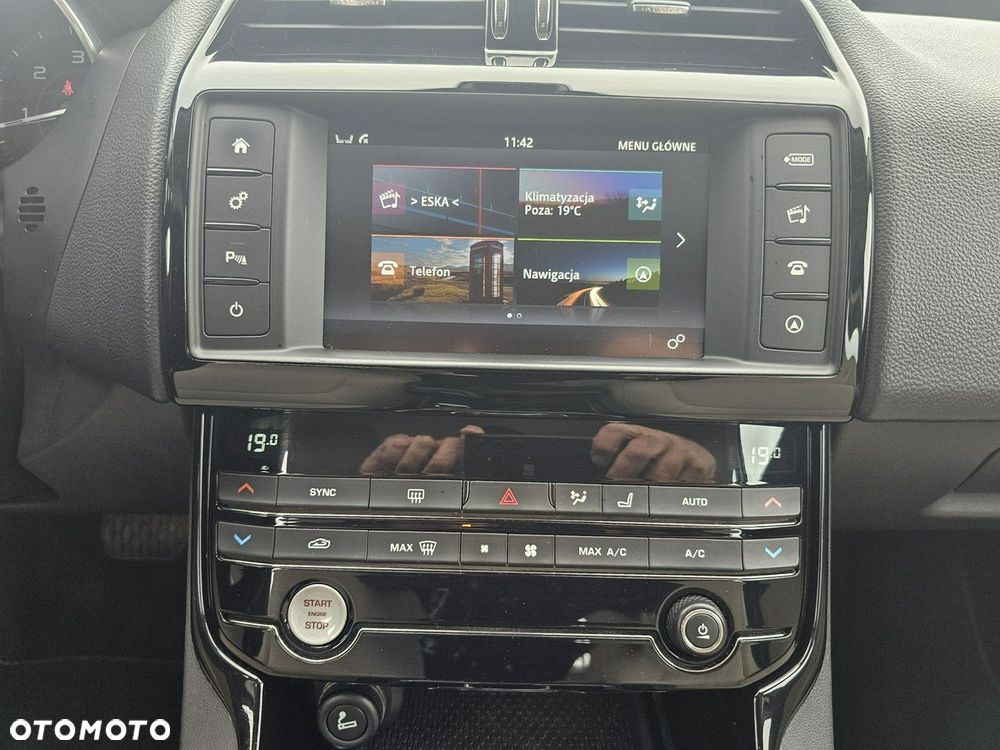 Jaguar XE 2.0 D AWD Portfolio - 16