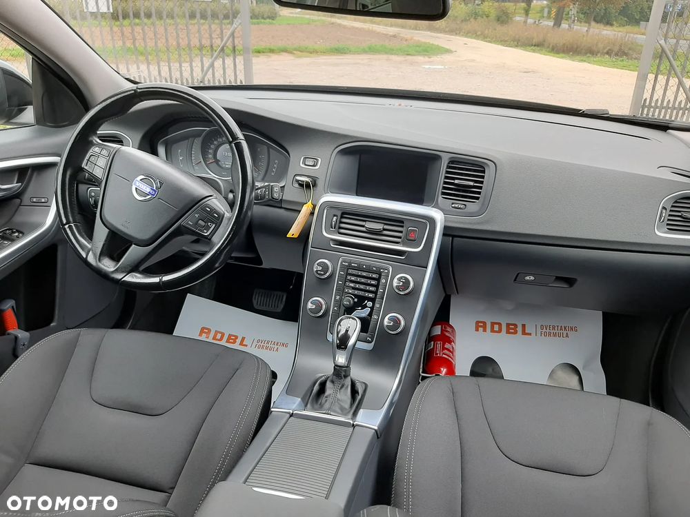 Volvo V60 D2 Momentum - 32