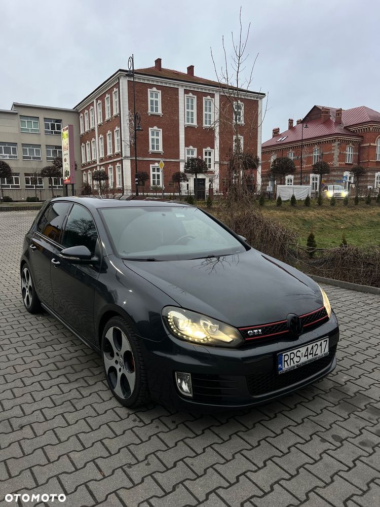 Volkswagen Golf - 1