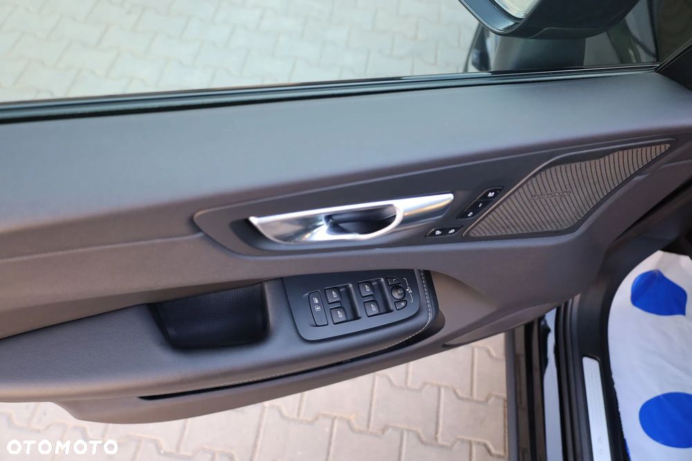 Volvo XC 60 B5 B AWD Plus Dark - 19