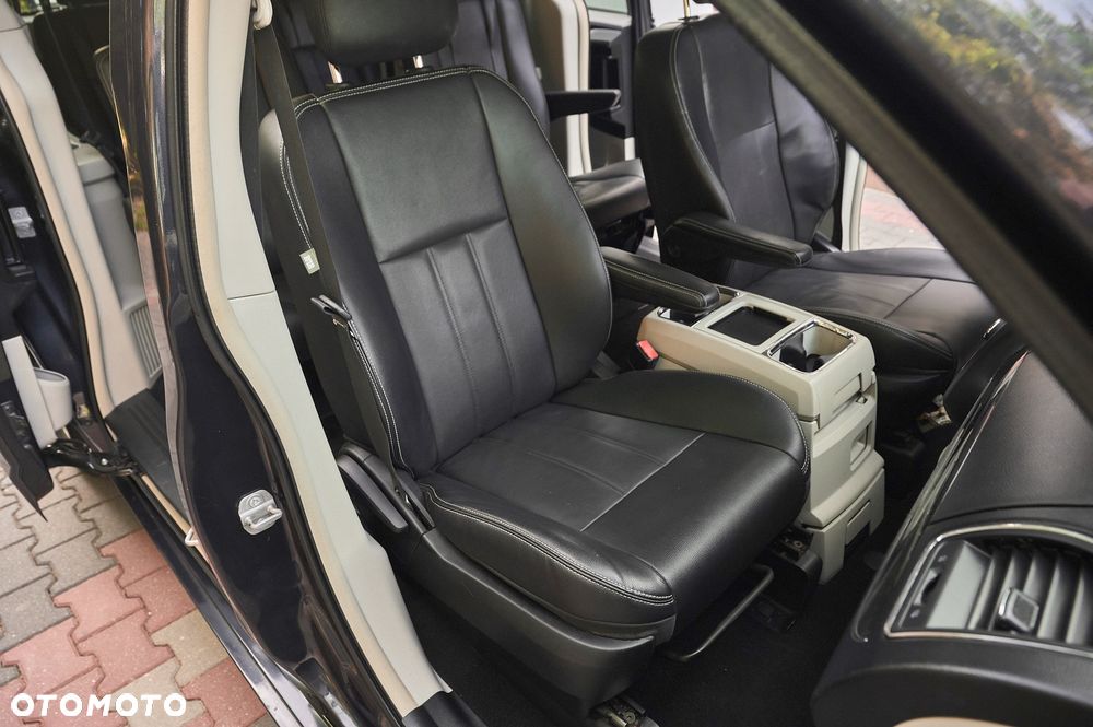 Chrysler Town & Country 3.6 Limited - 33