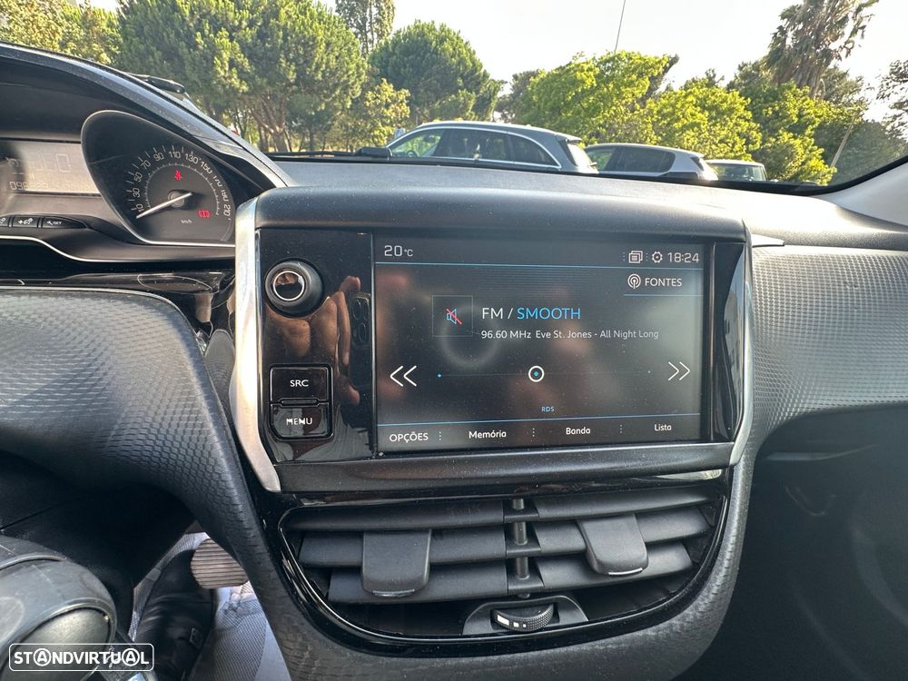 Peugeot 2008 1.2 PureTech Style EAT6 — fotografia 16