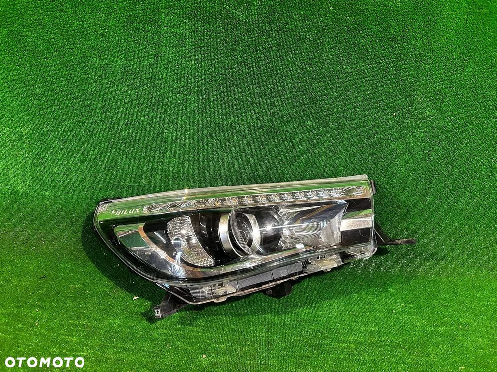 REFLEKTOR PRAWY TOYOTA HILUX VIII FULL LED - 1