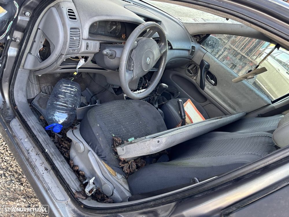 Renault Laguna de 2003 para peças - 5