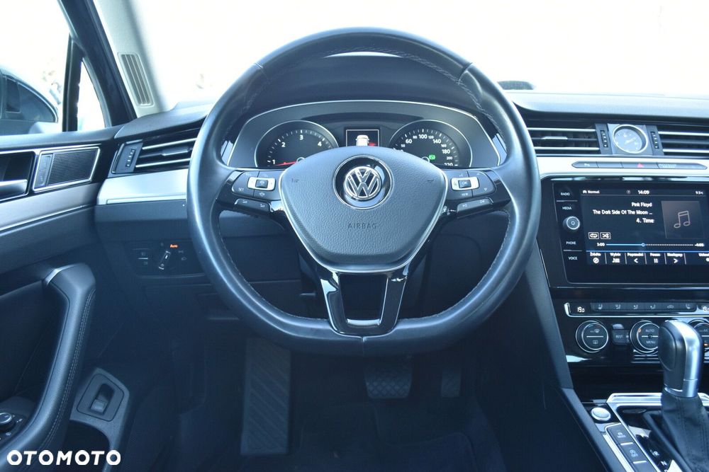 Volkswagen Passat - 12