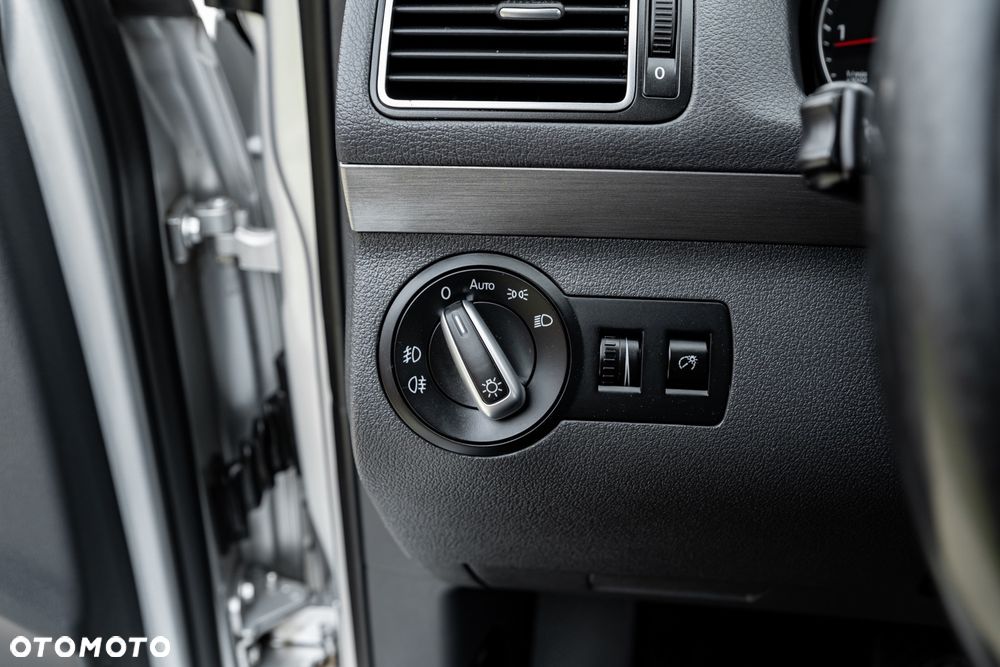 Volkswagen Touran 2.0 TDI DPF BlueMotion Technology DSG STYLE - 29