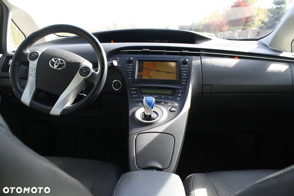 Toyota Prius (Hybrid) Executive - 17