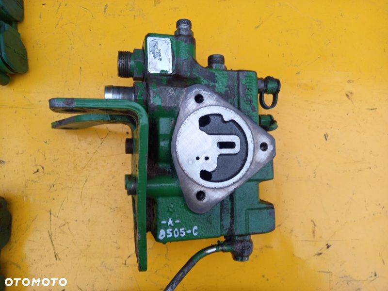Blok zawór priorytetowy pierwszeństwa John Deere 6910 - 1