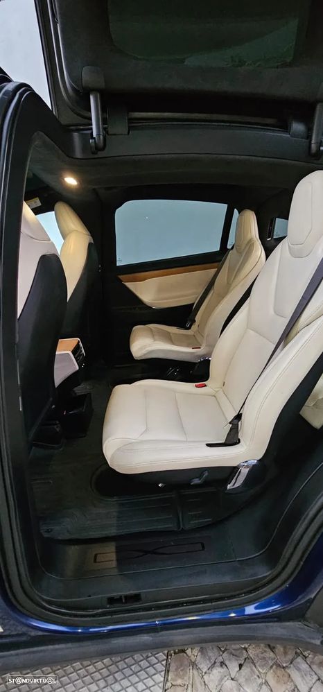 Tesla Model X - 18