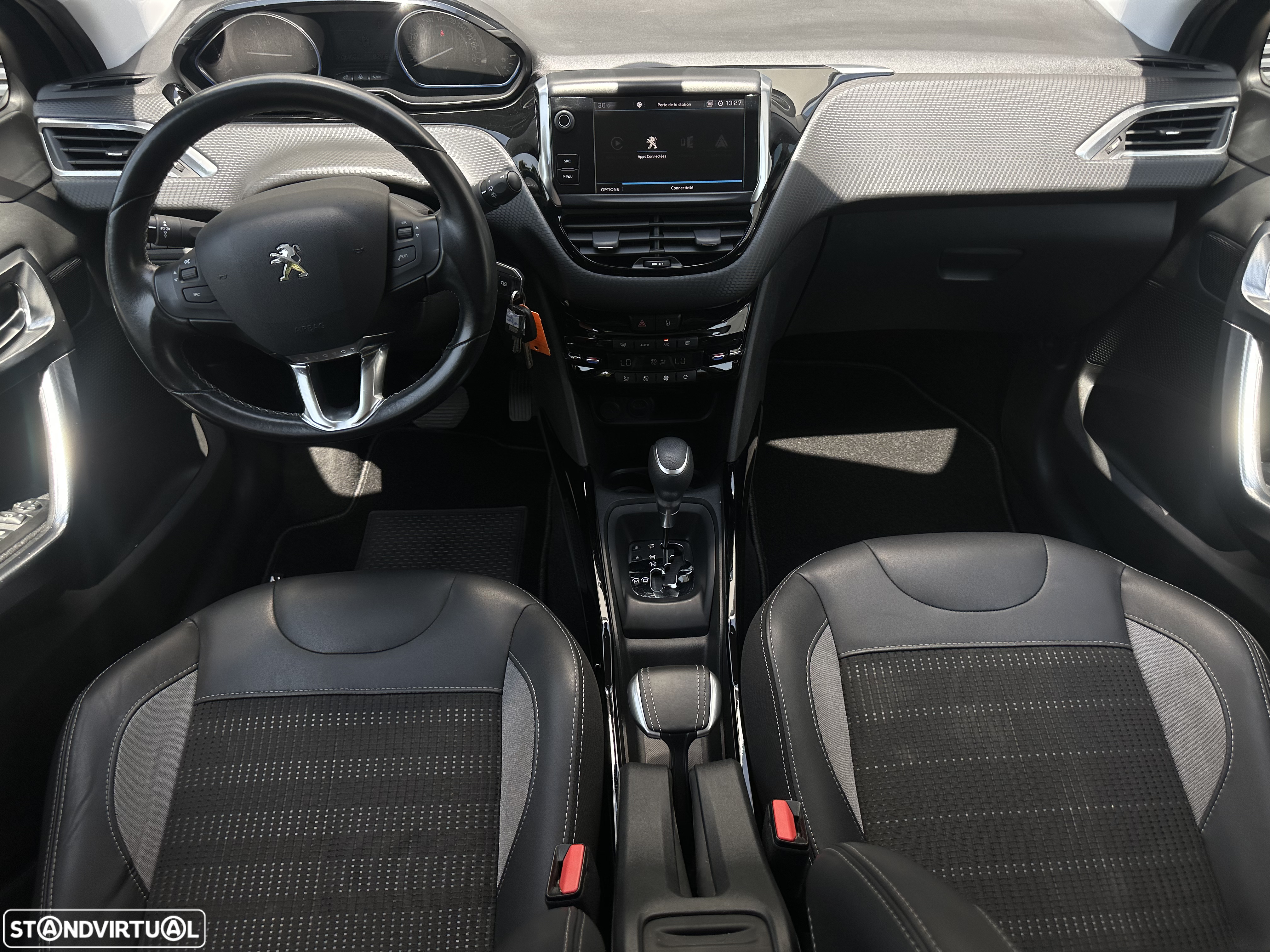 Peugeot 2008 1.2 PureTech Allure EAT6 - 22