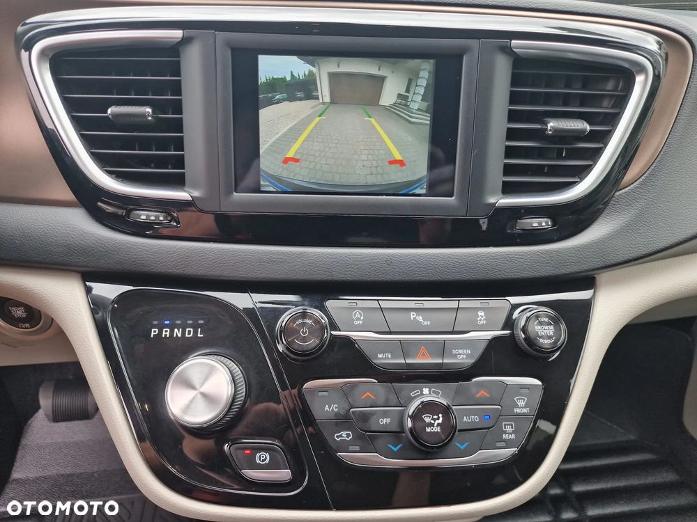 Chrysler Pacifica - 12