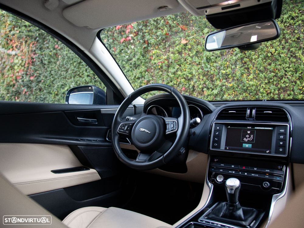 Jaguar XE 2.0 D Prestige - 25