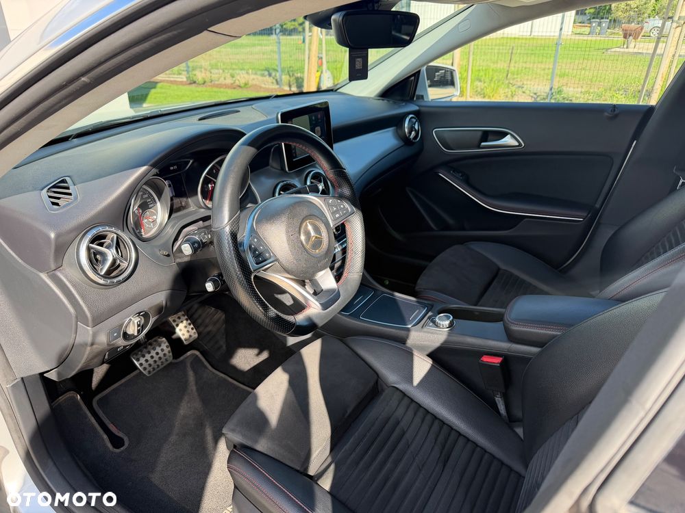 Mercedes-Benz CLA 220 d 4-Matic AMG Line - 8
