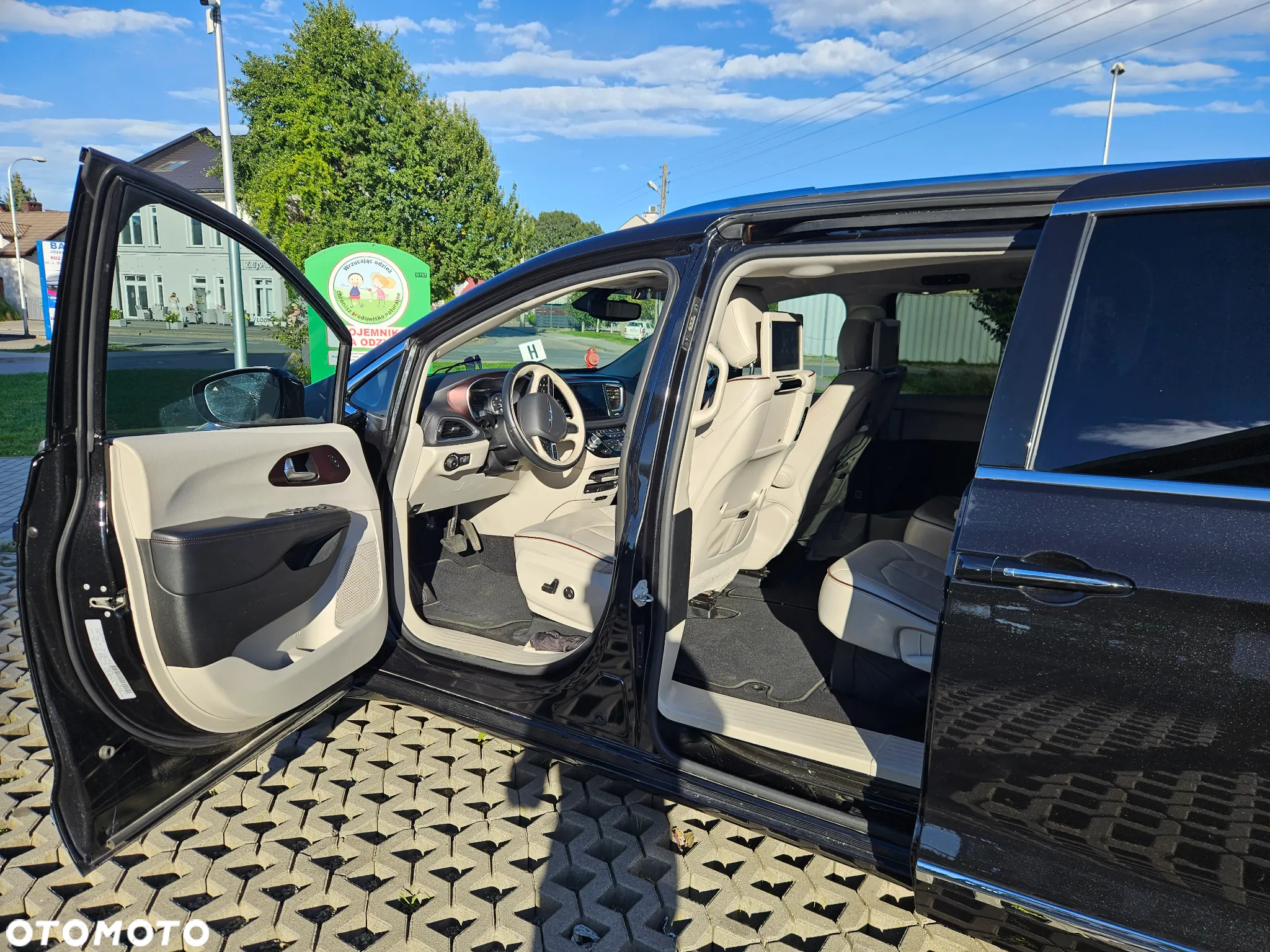 Chrysler Pacifica - 30