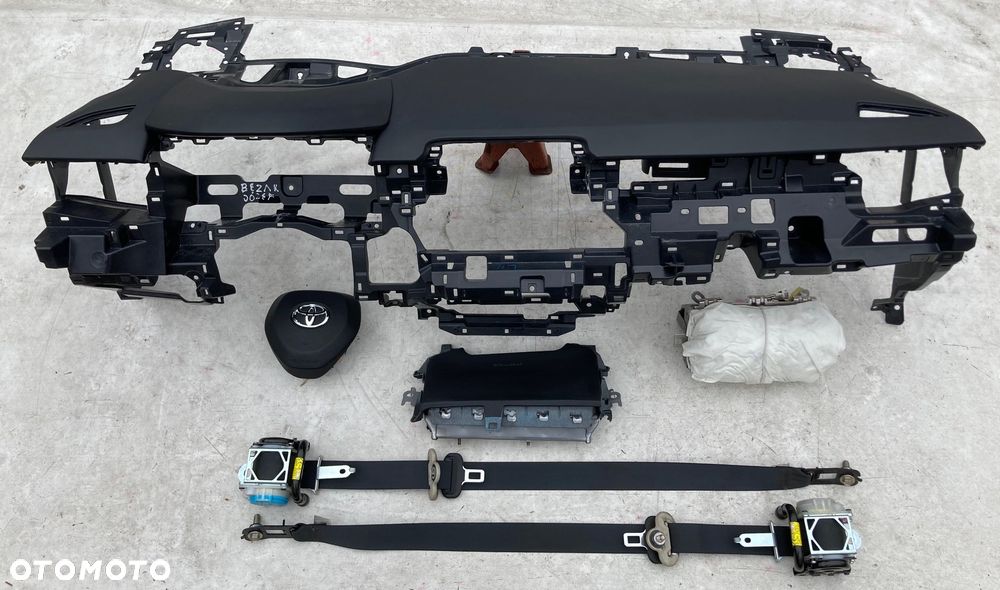 TOYOTA COROLLA E21 DESKA KONSOLA KOKPIT PULPIT PÓŁKA PARAPET AIRBAG PODUSZKI KURTYNA KURTYNY FOTELA PASY PAS - 3