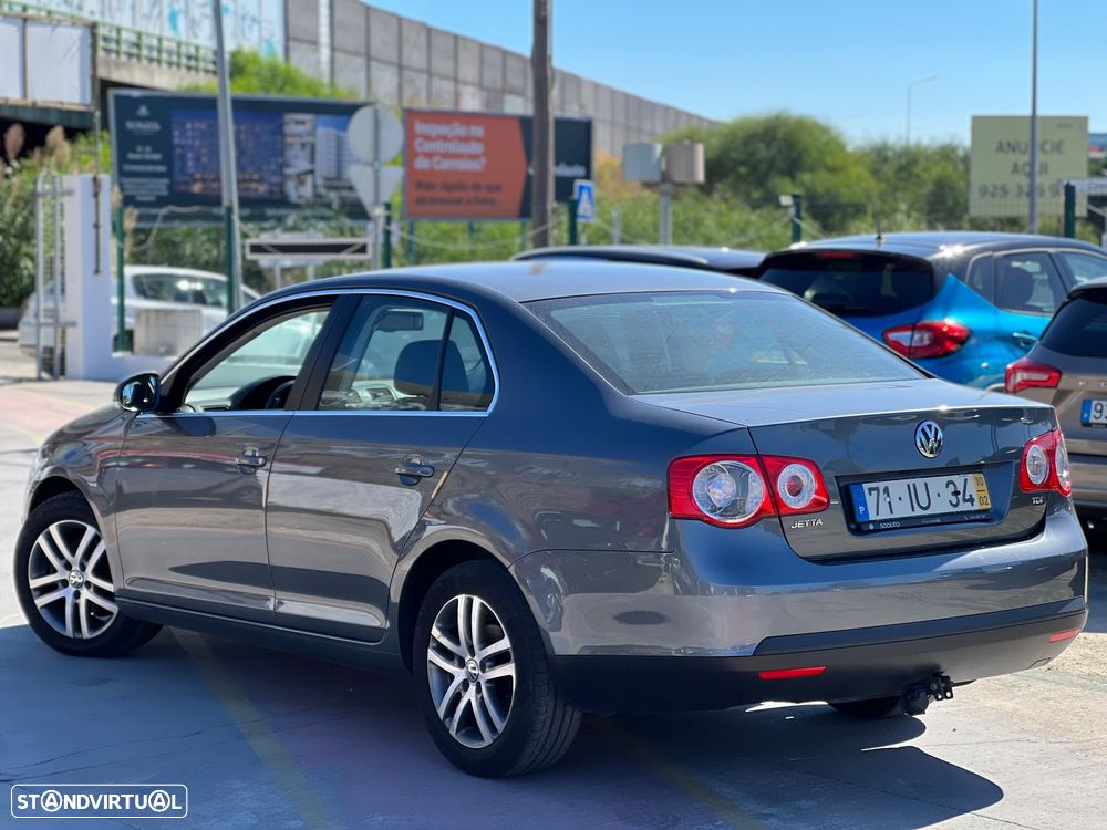 VW Jetta 1.6 TDi Confortline - 2