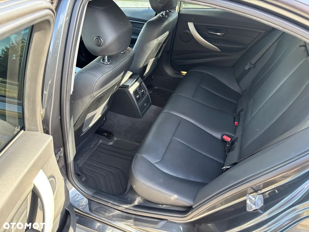 BMW Seria 3 320d Sport Line - 30