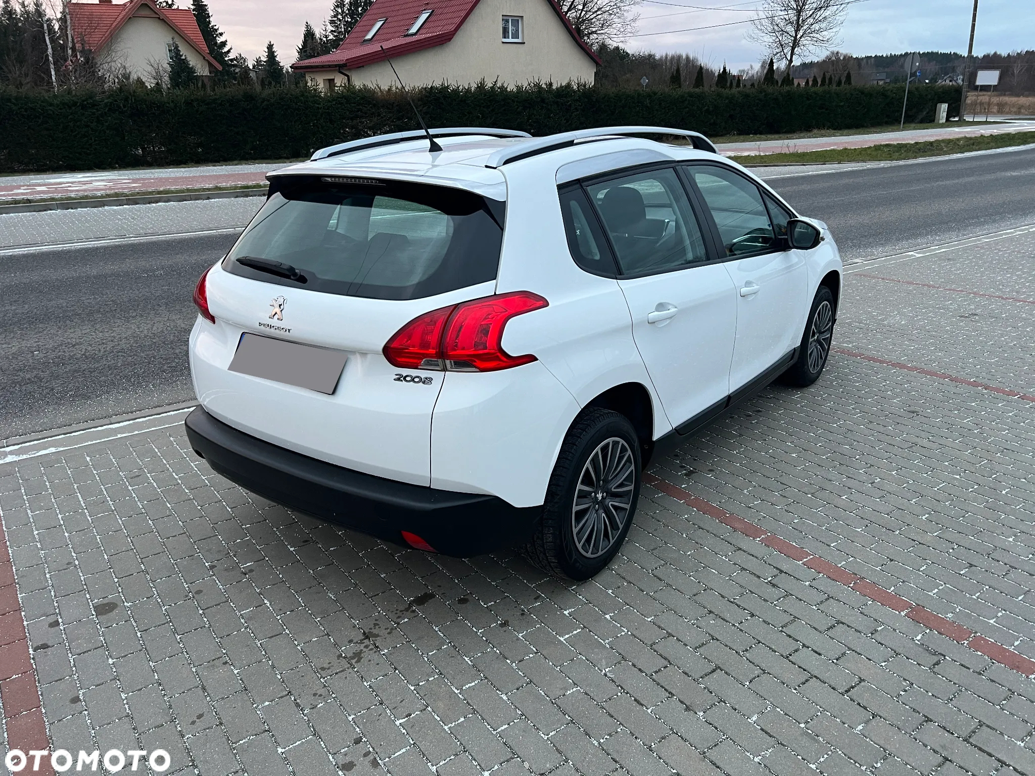 Peugeot 2008 1.2 Pure Tech Allure S&S - 4