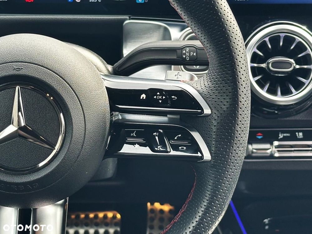 Mercedes-Benz GLB - 11