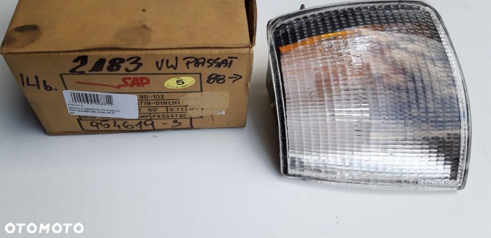 MIGACZ Kierunkowskaz  PRZEDNI VW PASSAT lewy przód biały  , SDN+KOMBI (B3 (35i)), 88-93  357553049,954619-3 - 1