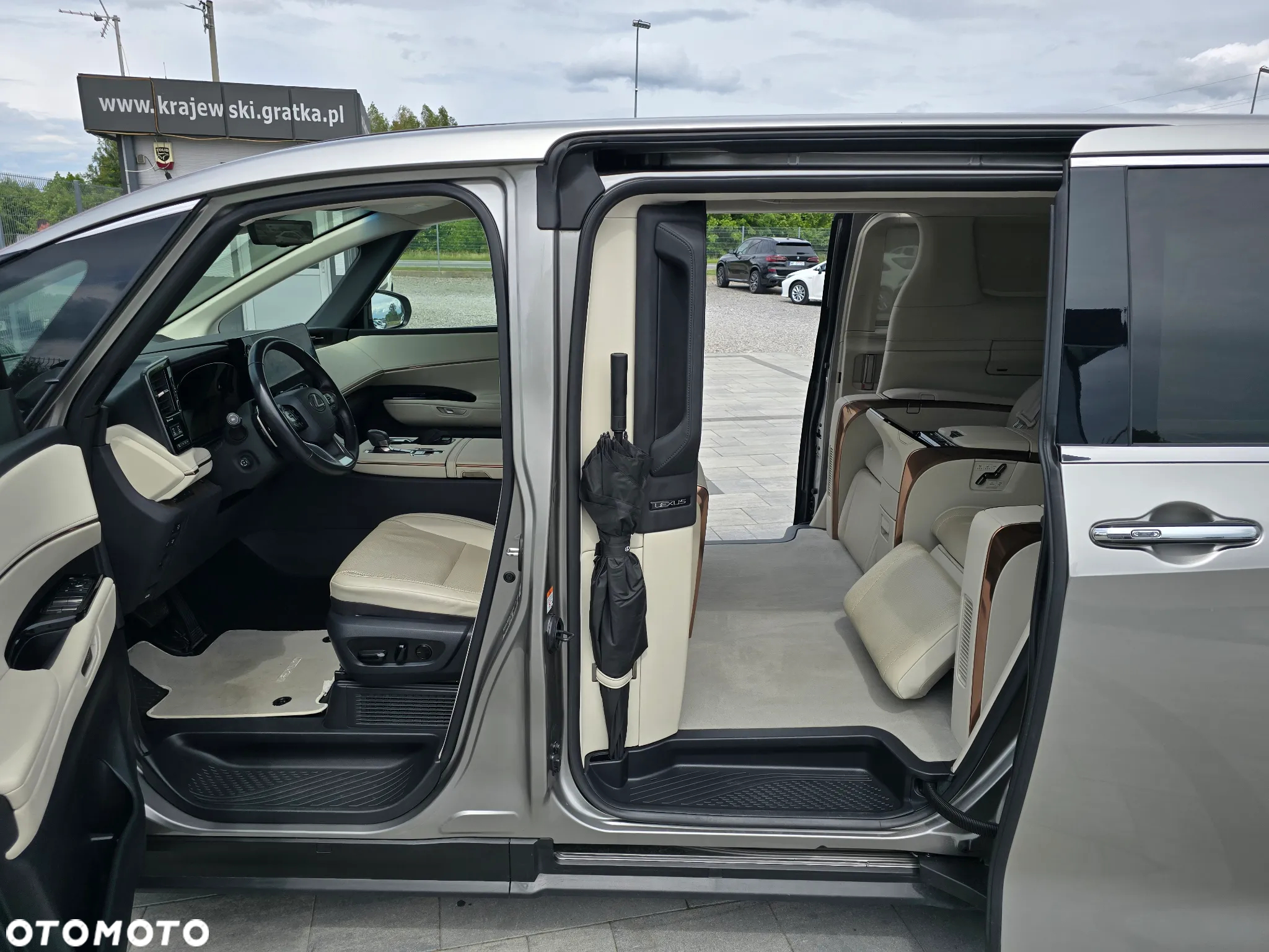 Lexus LM 350h Omotenashi - 37