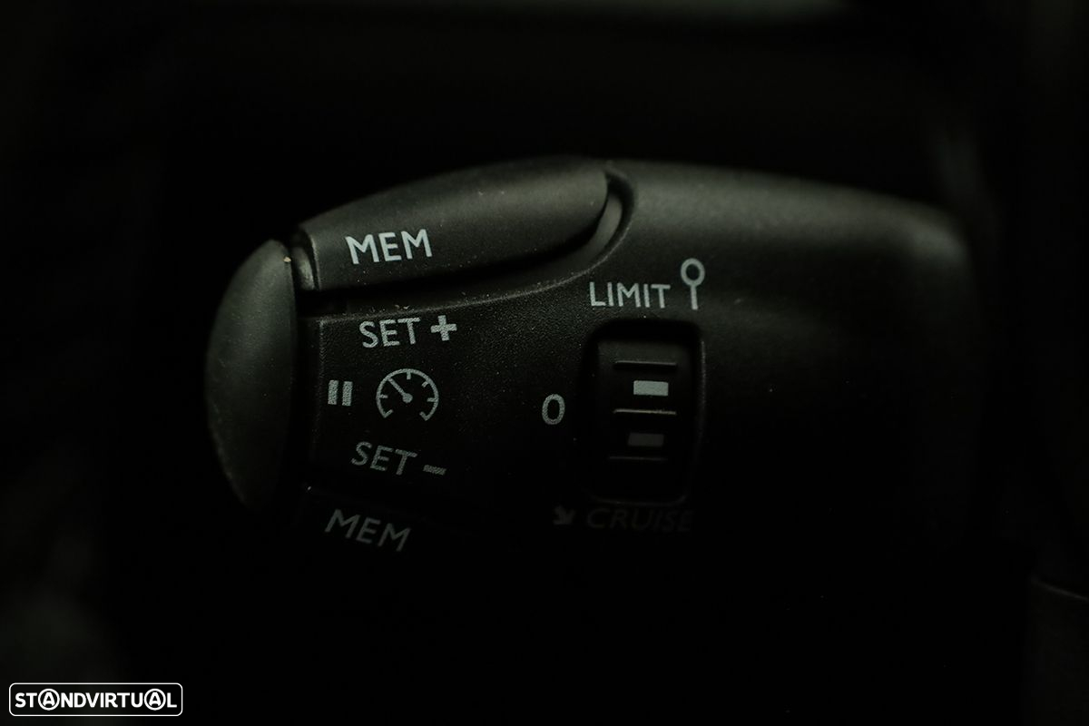 Peugeot 2008 1.2 PureTech Allure - 17