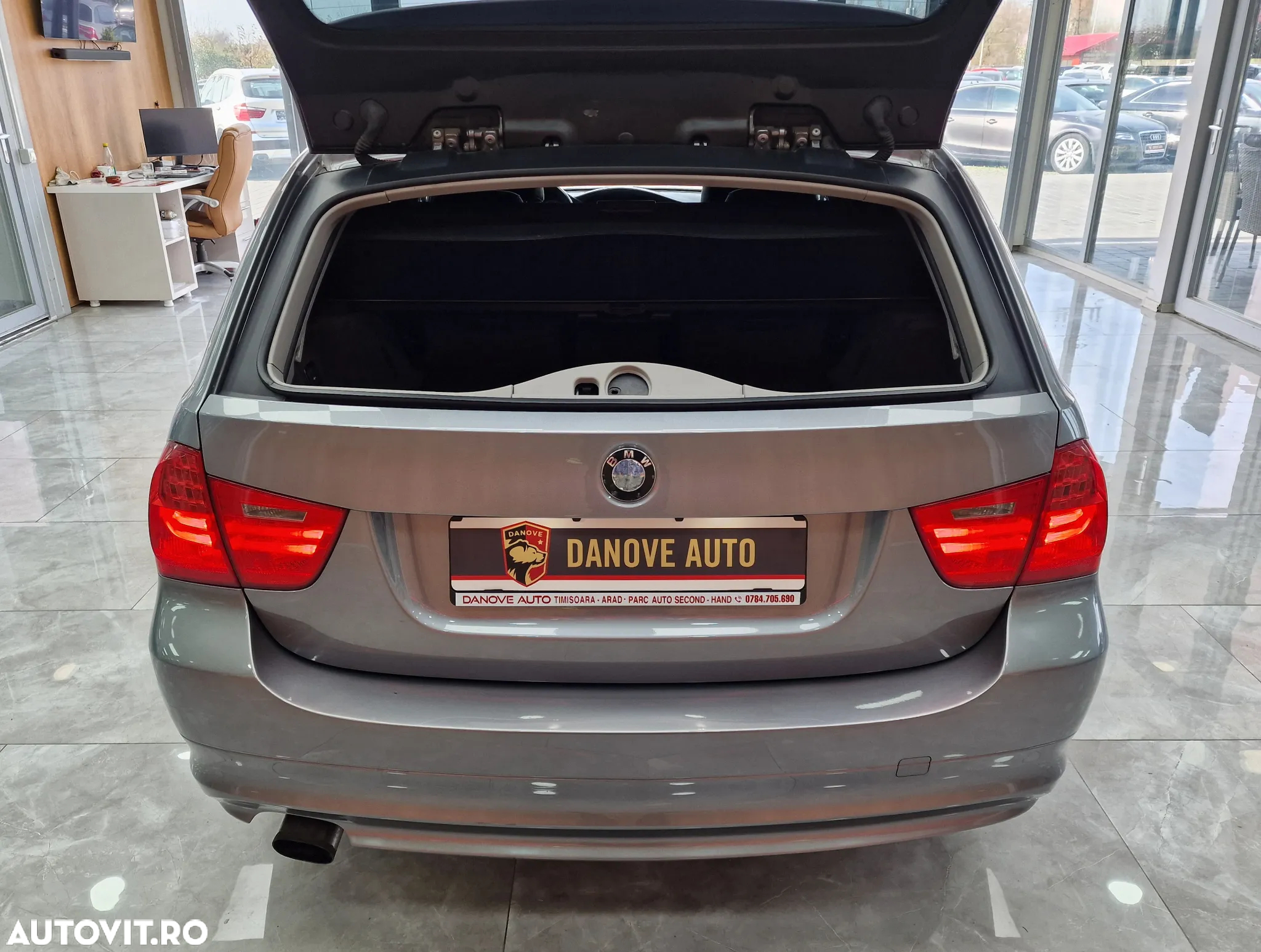BMW Seria 3 318d DPF Touring - 12