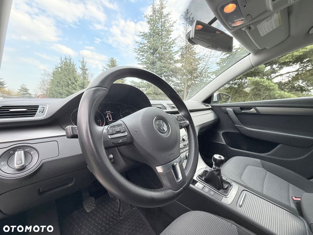 Volkswagen Passat 1.6 TDI DPF BlueMot Highline - 18