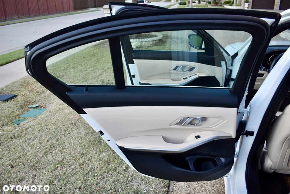 BMW Seria 3 330i - 25